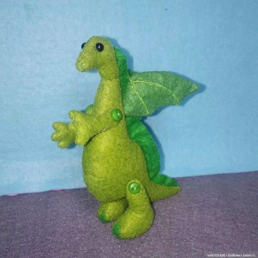 Добрый дракошка — Авторские игрушки из разных материалов: синельная проволока (фото 2)