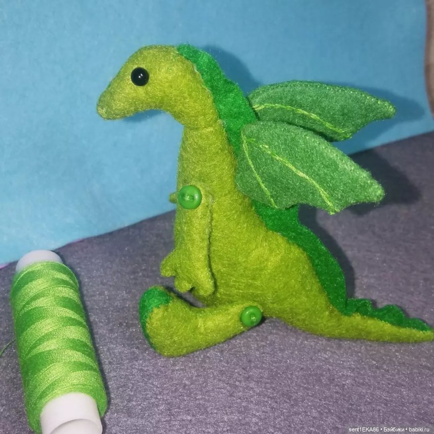 Добрый дракошка — Авторские игрушки из разных материалов: синельная проволока (фото 4)