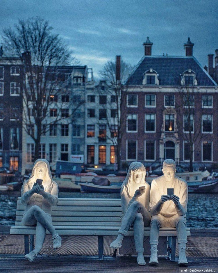 Скульптура, символизирующая проблему современного общества