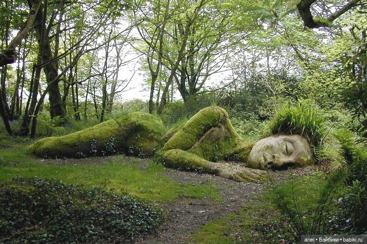 Скульптура девушки, которой меняется в зависимости от сезона ☝️