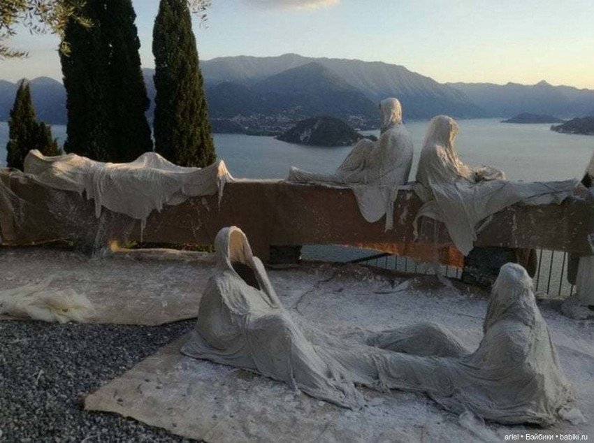 Скульптуры призраков в замке Вецио на озере Комо (фото 2)