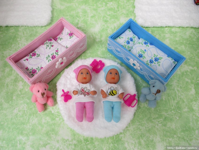 Куклы тоже играют в дочки-матери