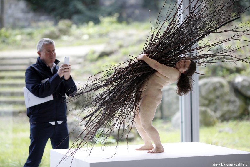 Гиперреалистичные скульптуры Рона Мьюека, поражающие своими размерами (фото 7)