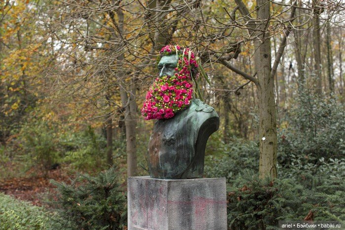 Флорист Джеффрой Моттарт украшает известные скульптуры цветами