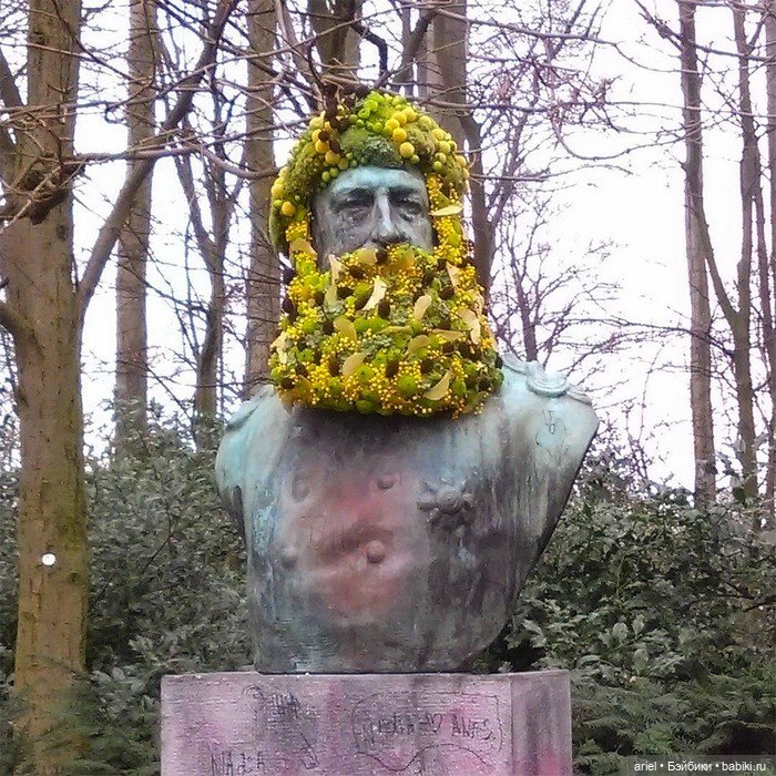 Флорист Джеффрой Моттарт украшает известные скульптуры цветами