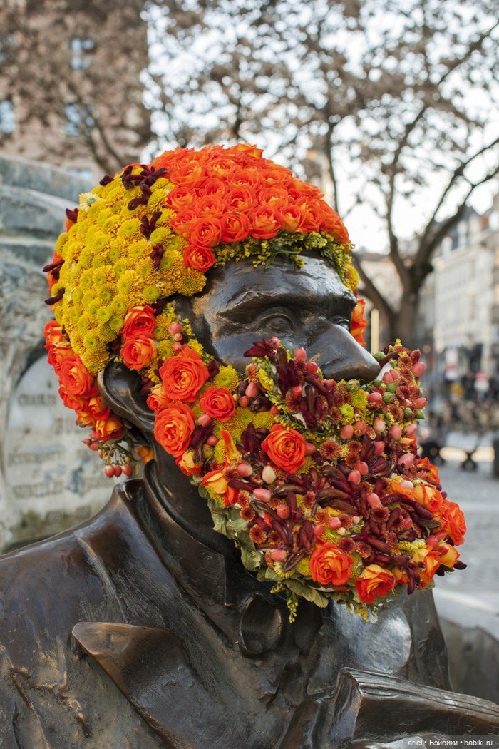 Флорист Джеффрой Моттарт украшает известные скульптуры цветами (фото 8)