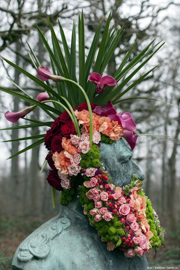 Флорист Джеффрой Моттарт украшает известные скульптуры цветами (фото 3)