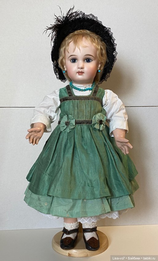 Еще один вариант использования сарафана для антикварной куклы (фото 4)