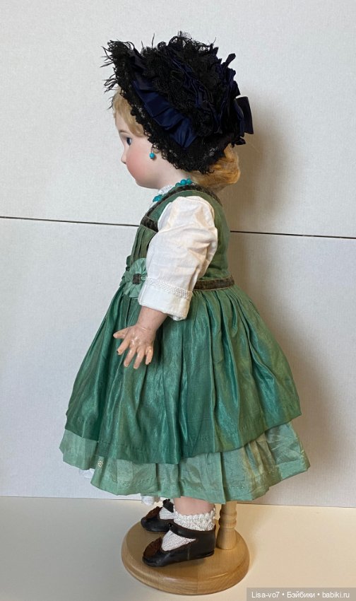 Еще один вариант использования сарафана для антикварной куклы (фото 3)