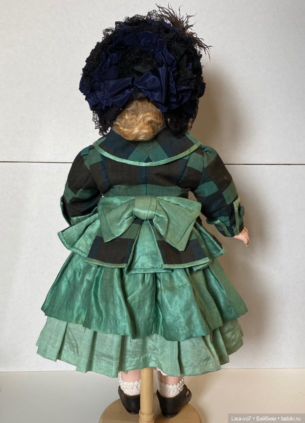 Еще один вариант использования сарафана для антикварной куклы (фото 7)