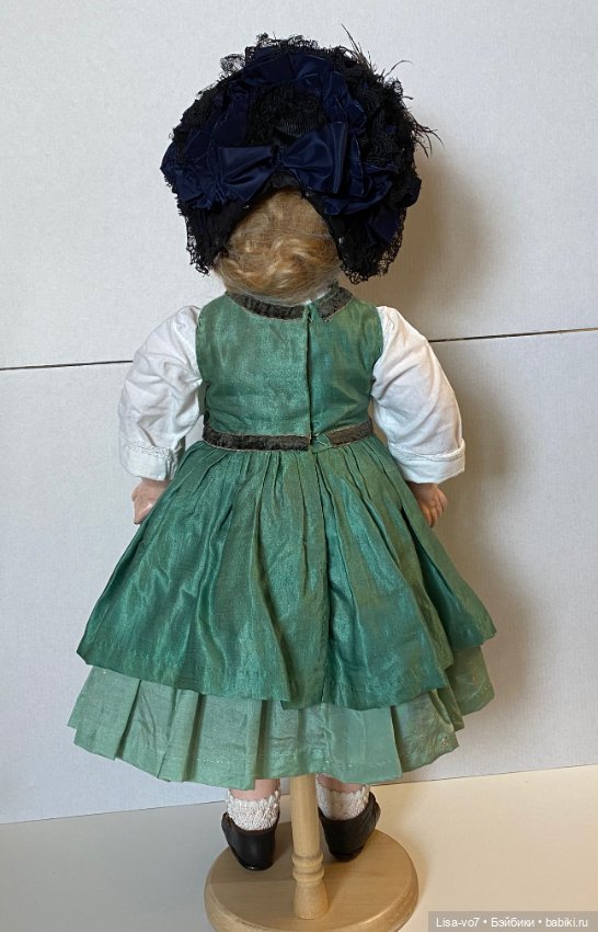 Еще один вариант использования сарафана для антикварной куклы (фото 2)