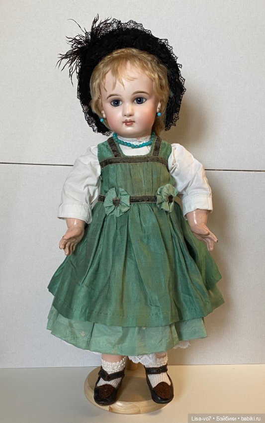 Еще один вариант использования сарафана для антикварной куклы