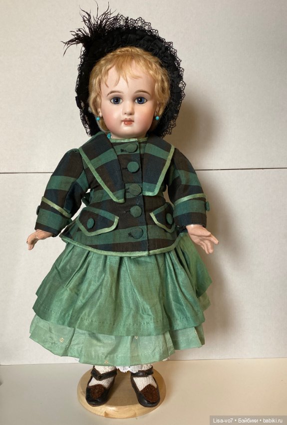 Еще один вариант использования сарафана для антикварной куклы (фото 5)