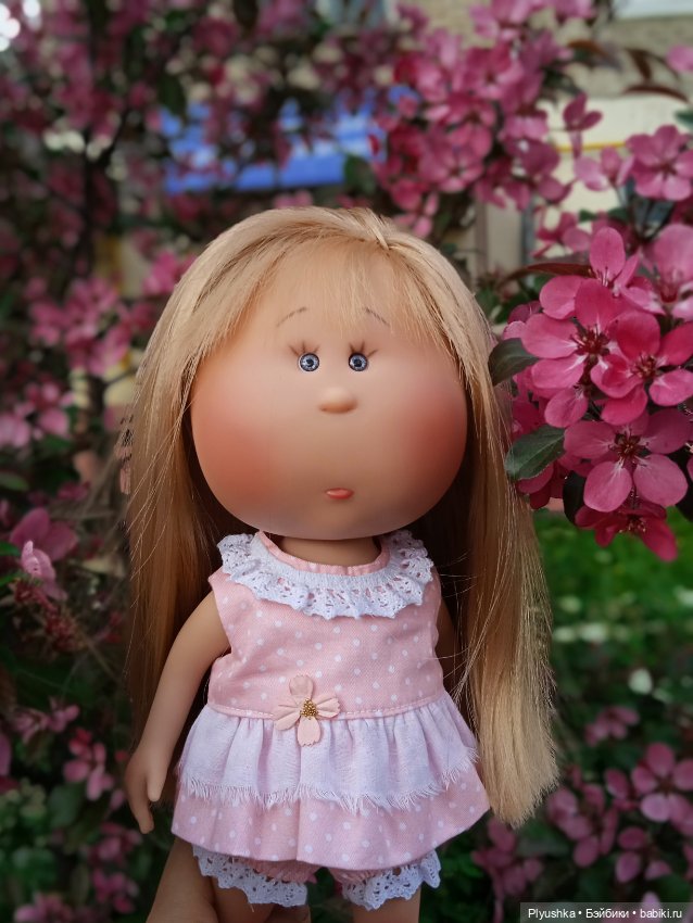 Булочка гуляет — Куклы Nines d'Onil (Нинес): Миа (Mia)