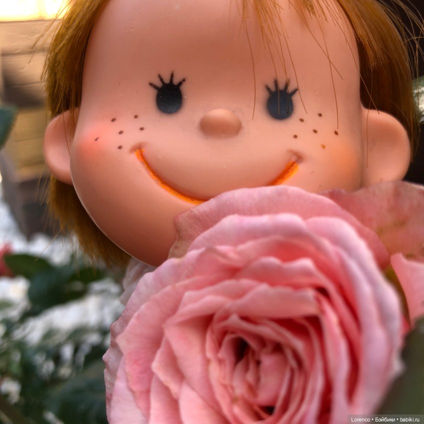 Улыбка до ушей, хоть завязочки пришей