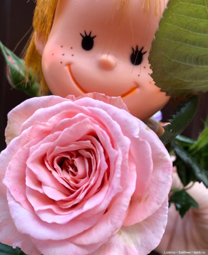 Улыбка до ушей, хоть завязочки пришей