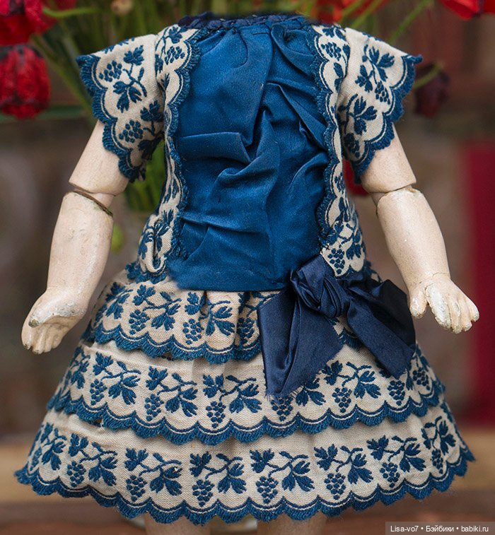 Примеры антикварных платьев с отделкой цветным шитьем/тесьмой (фото 3)