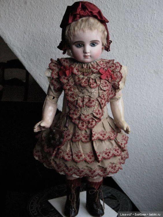 Примеры антикварных платьев с отделкой цветным шитьем/тесьмой