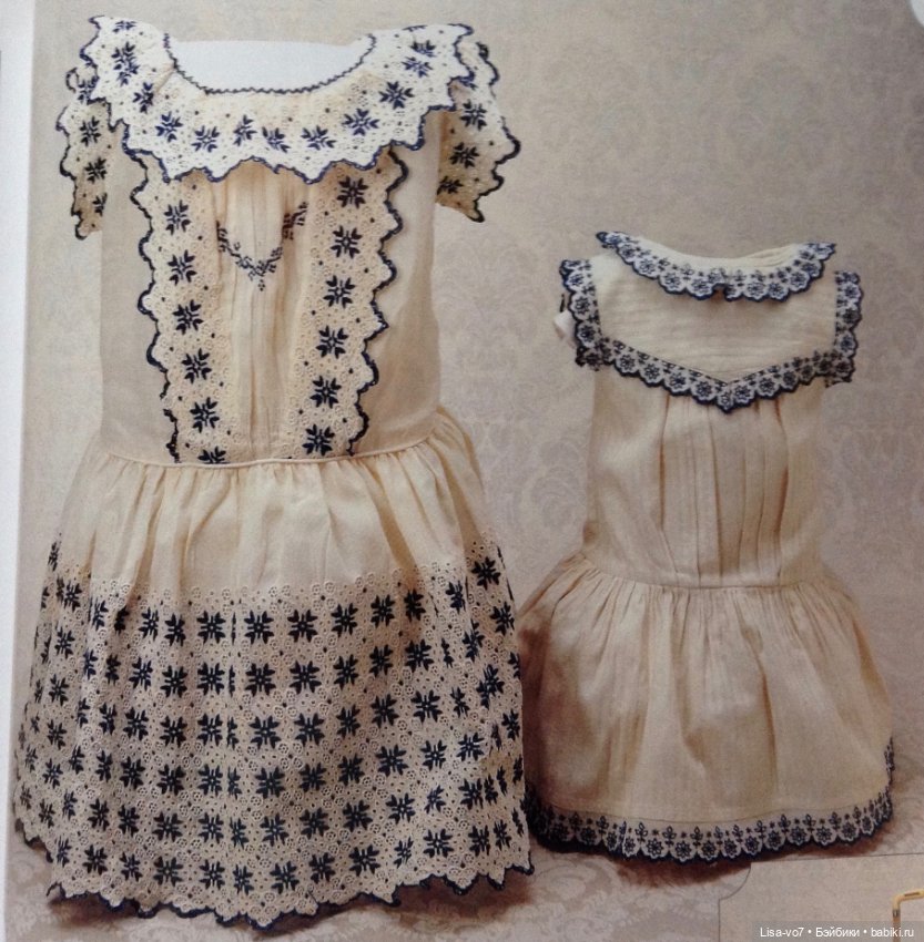 Примеры антикварных платьев с отделкой цветным шитьем/тесьмой (фото 7)