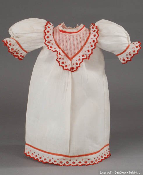 Примеры антикварных платьев с отделкой цветным шитьем/тесьмой (фото 2)