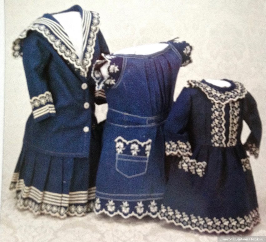 Примеры антикварных платьев с отделкой цветным шитьем/тесьмой (фото 8)