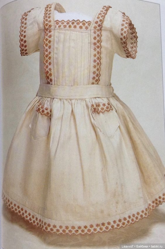 Примеры антикварных платьев с отделкой цветным шитьем/тесьмой (фото 6)