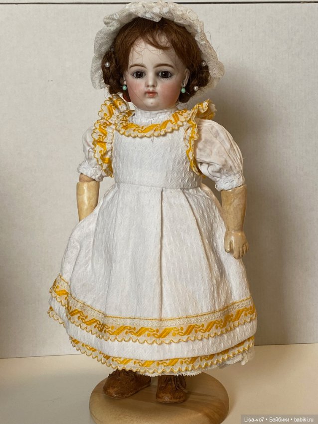 Тесьма и цветное шитье в одежде антикварных кукол (фото 3)