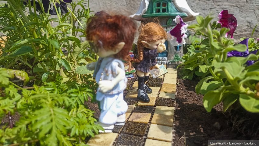 Буся, читает. Realpuki. 164