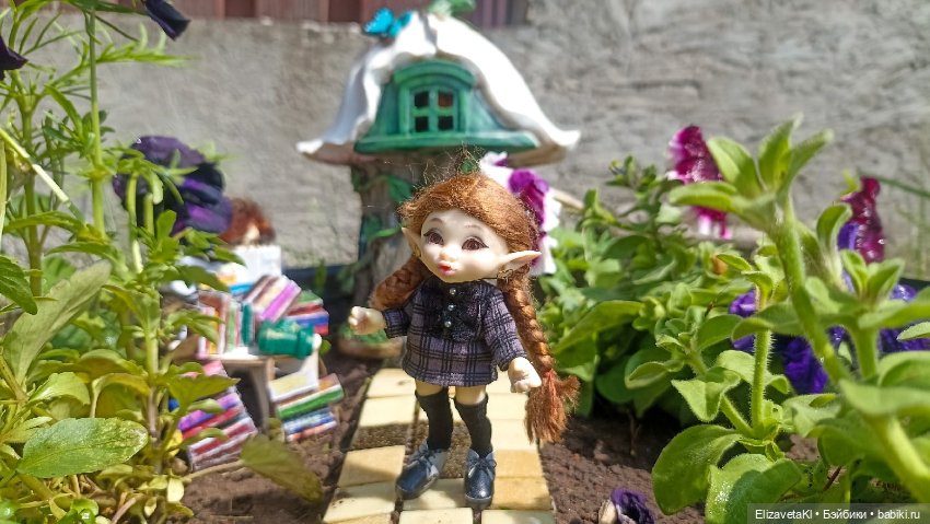 Буся, читает. Realpuki. 164