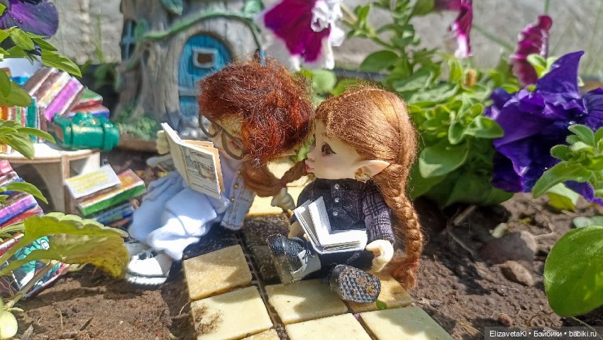 Буся, читает. Realpuki. 164