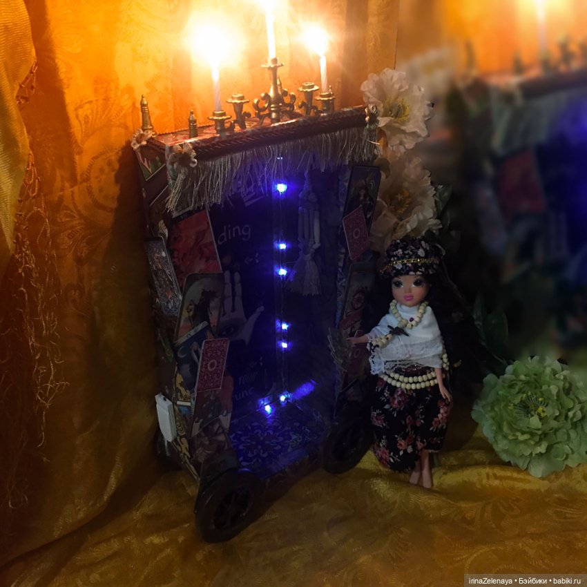 «Передо мной лежит твоя судьба». Витрина для кукол «Лавка Гадалки»