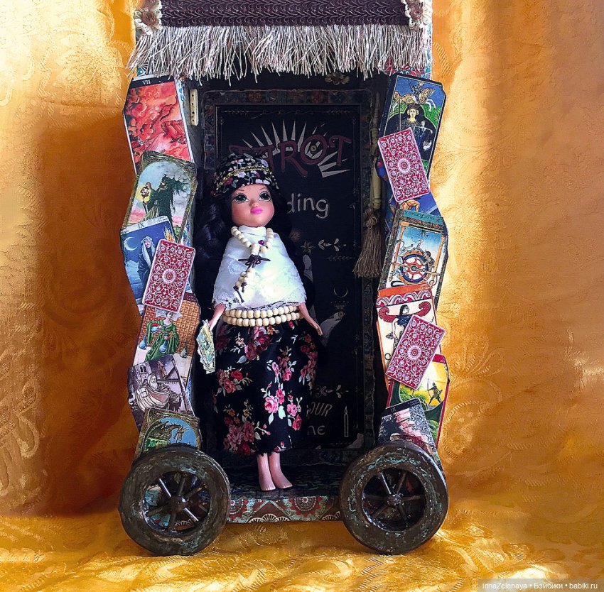 «Передо мной лежит твоя судьба». Витрина для кукол «Лавка Гадалки»