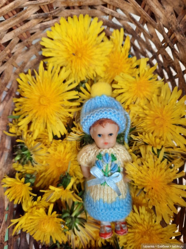 Ещё одна арийская малышка на прогулке