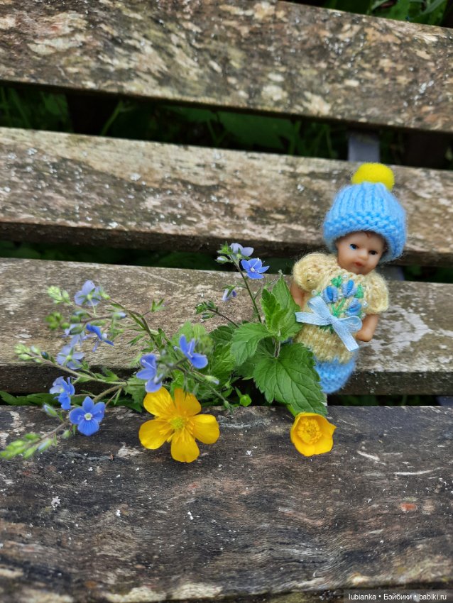 Ещё одна арийская малышка на прогулке