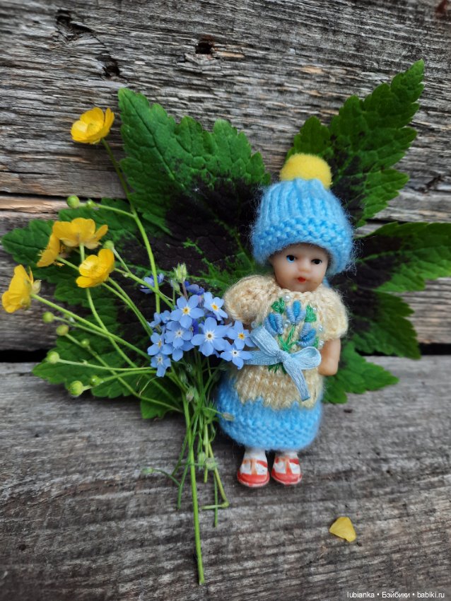 Ещё одна арийская малышка на прогулке (фото 2)