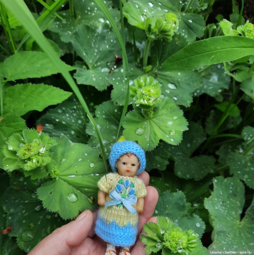 Ещё одна арийская малышка на прогулке