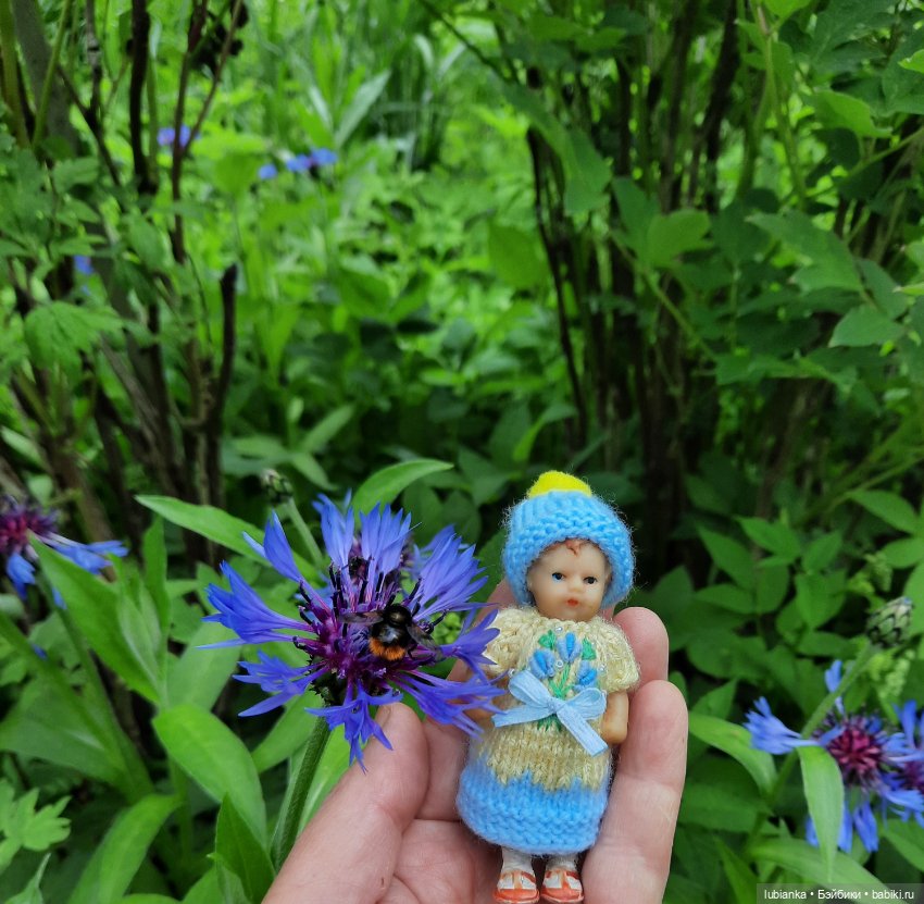 Ещё одна арийская малышка на прогулке