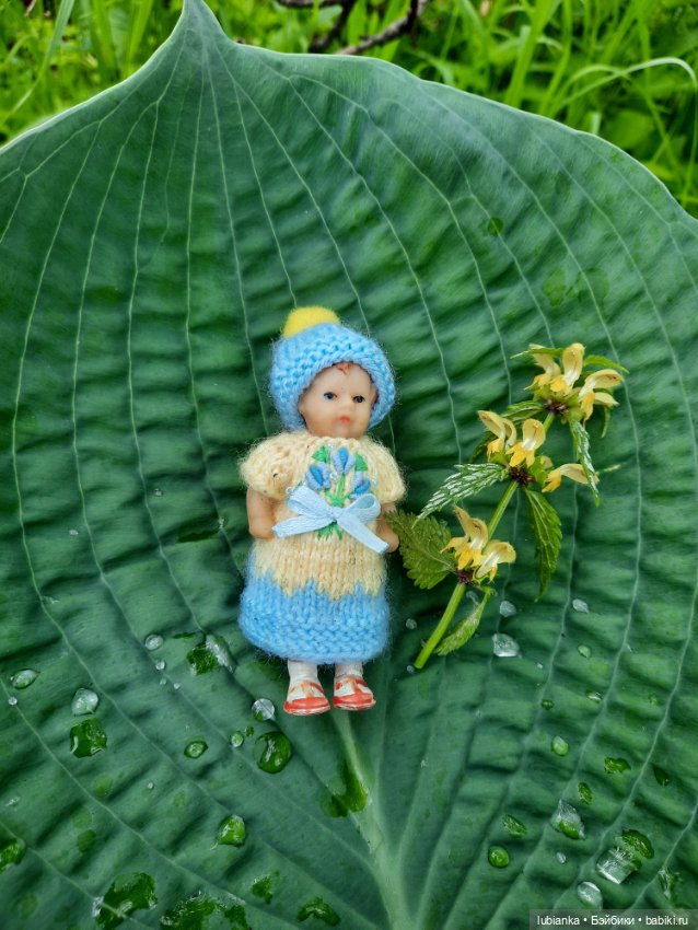 Ещё одна арийская малышка на прогулке