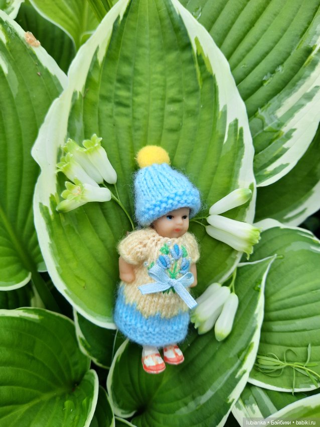 Ещё одна арийская малышка на прогулке (фото 4)