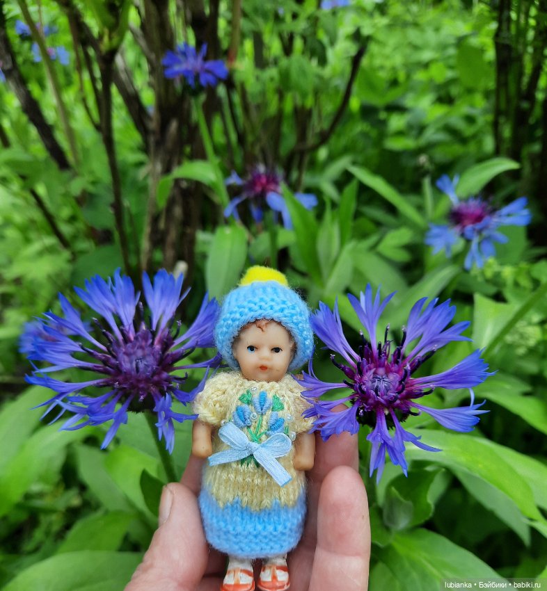 Ещё одна арийская малышка на прогулке