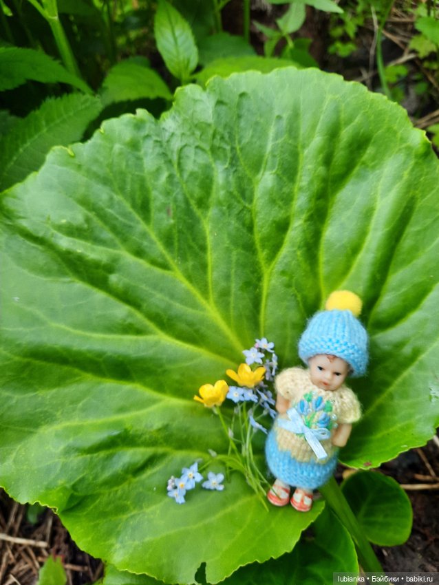 Ещё одна арийская малышка на прогулке