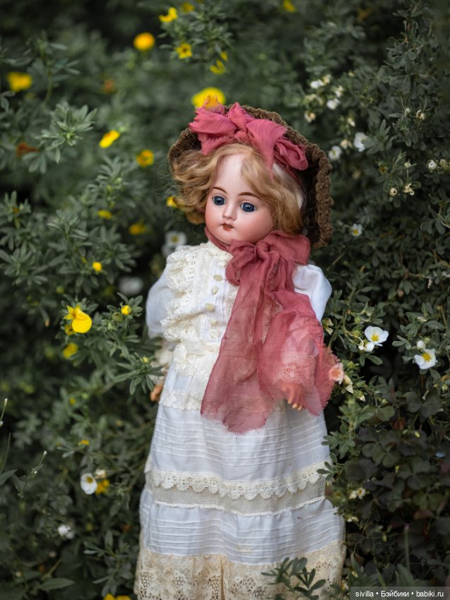 Малышка ФиБ (Fleischmann & Bloedel) гуляет в цветущем саду (фото 6)