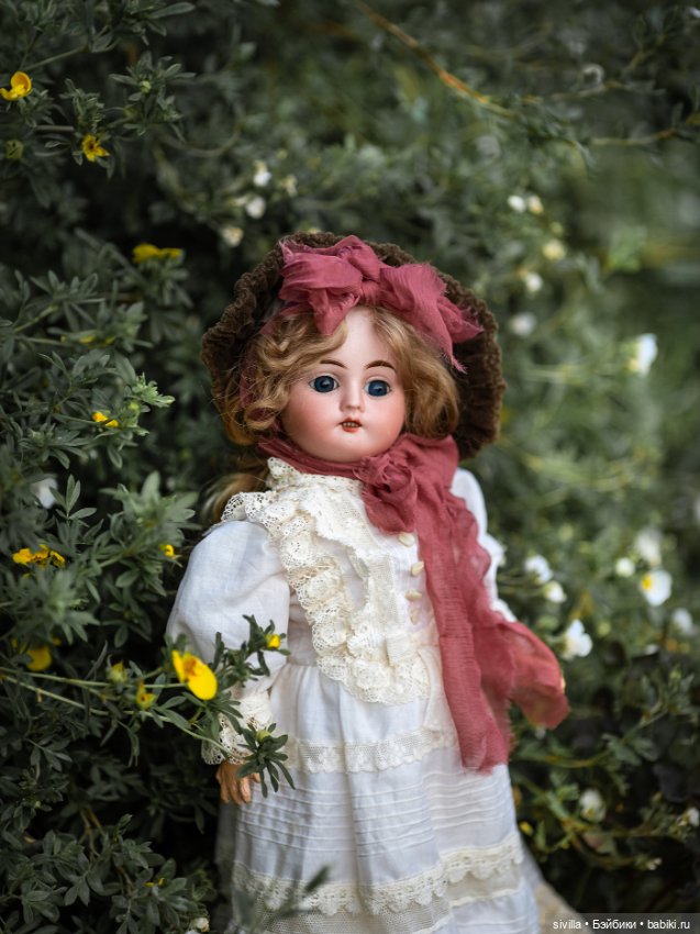 Малышка ФиБ (Fleischmann & Bloedel) гуляет в цветущем саду (фото 3)