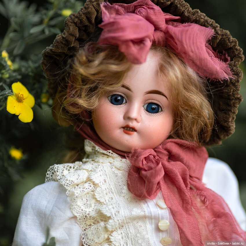 Малышка ФиБ (Fleischmann & Bloedel) гуляет в цветущем саду