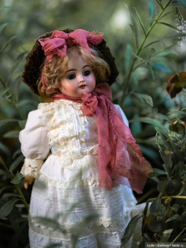 Малышка ФиБ (Fleischmann & Bloedel) гуляет в цветущем саду (фото 7)