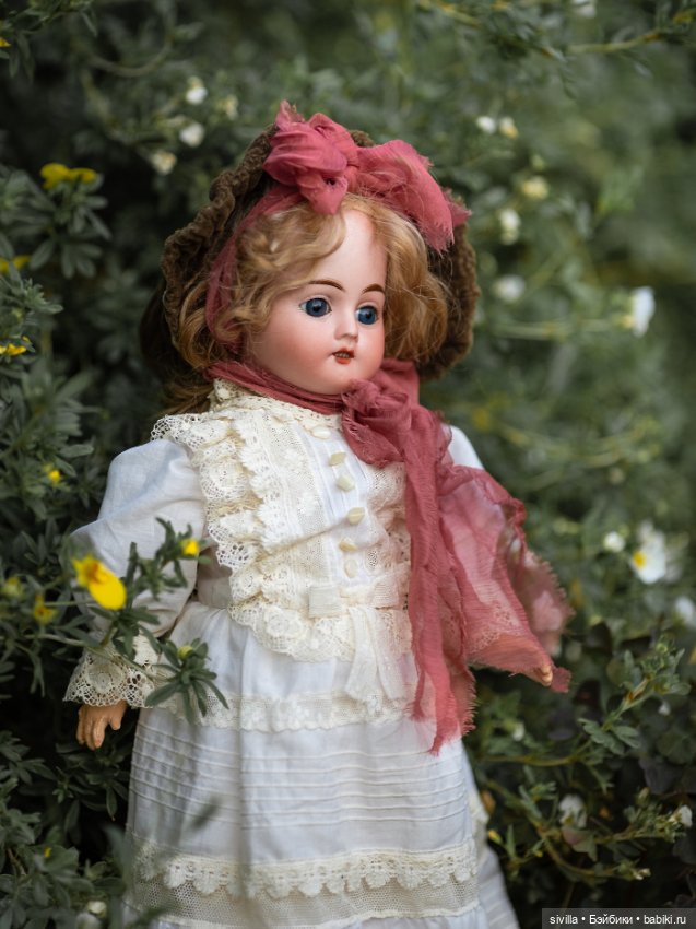 Малышка ФиБ (Fleischmann & Bloedel) гуляет в цветущем саду (фото 5)