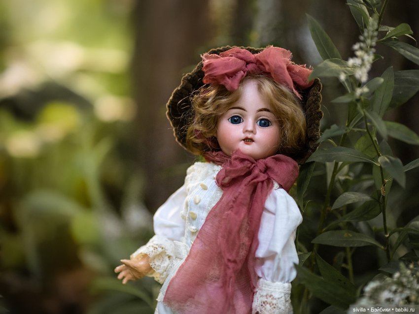 Малышка ФиБ (Fleischmann & Bloedel) гуляет в цветущем саду (фото 8)