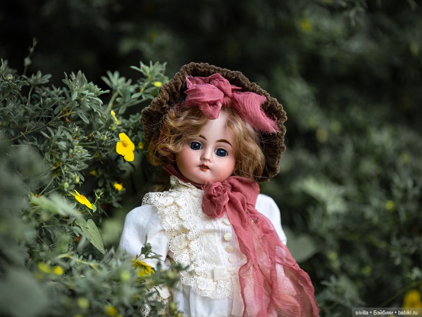 Малышка ФиБ (Fleischmann & Bloedel) гуляет в цветущем саду (фото 2)