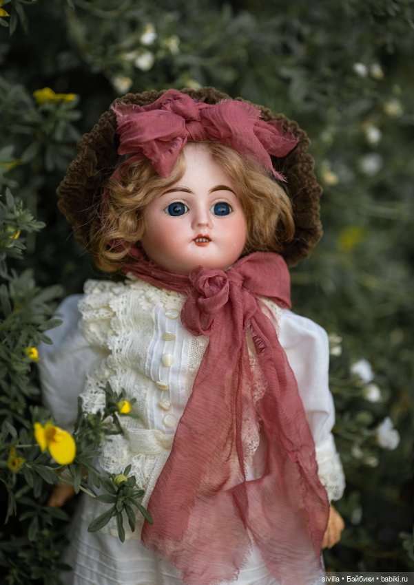 Малышка ФиБ (Fleischmann & Bloedel) гуляет в цветущем саду (фото 4)