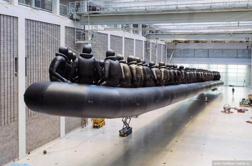 Скульптура китайского художника Ай Вэйвэя (Ai Weiwei) «Law of the Journey», 2017 (фото 10)